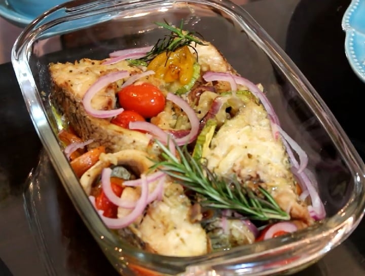 Na hora de escolher a corvina, prefira peixes frescos, com olhos brilhantes e pele úmida. Outra dica é evitar comprar peixes com cheiro forte. Uma orientação, aliás, que vale de maneira geral. Reprodução: Flipar