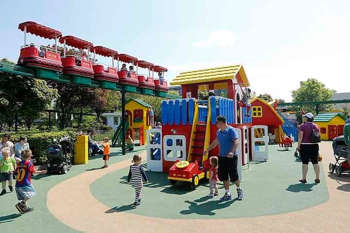 A Legoland Billund é a terceira atração que recebe mais visitantes anualmente na Dinamarca, atrás somente de dois parque de diversões: Jardins de Tivoli, em Copenhague, e o Bakken, em Dyrehaven.
 Reprodução: Flipar