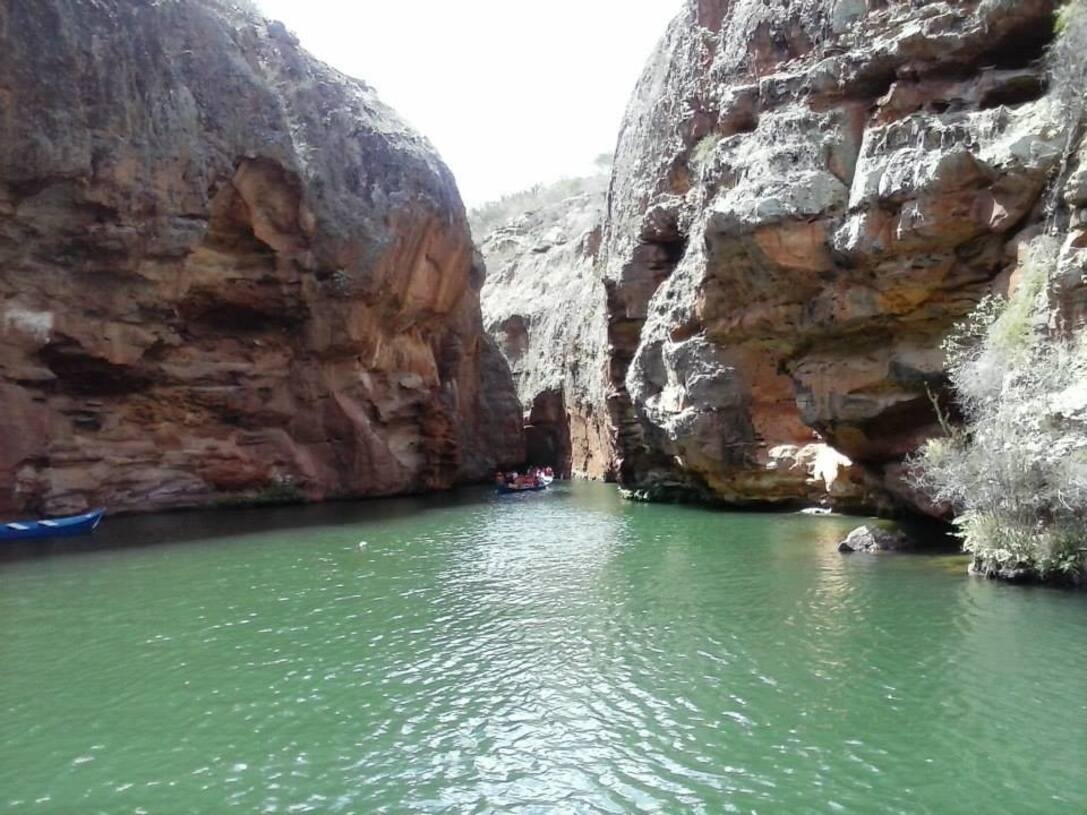 Uma das melhores formas de explorar o cânion é por meio de passeios de catamarã, que permitem aos visitantes navegar pelas águas tranquilas do rio enquanto apreciam a grandiosidade das formações rochosas e a beleza natural ao redor. Reprodução: Flipar