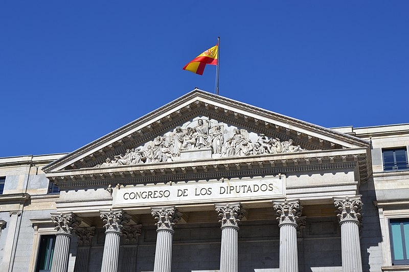 A Espanha vive sob o regime parlamentarista. Nele, os eleitores votam nas siglas para definição da composição do legislativo e o líder da maioria assume a chefia do governo (primeiro-ministro).
