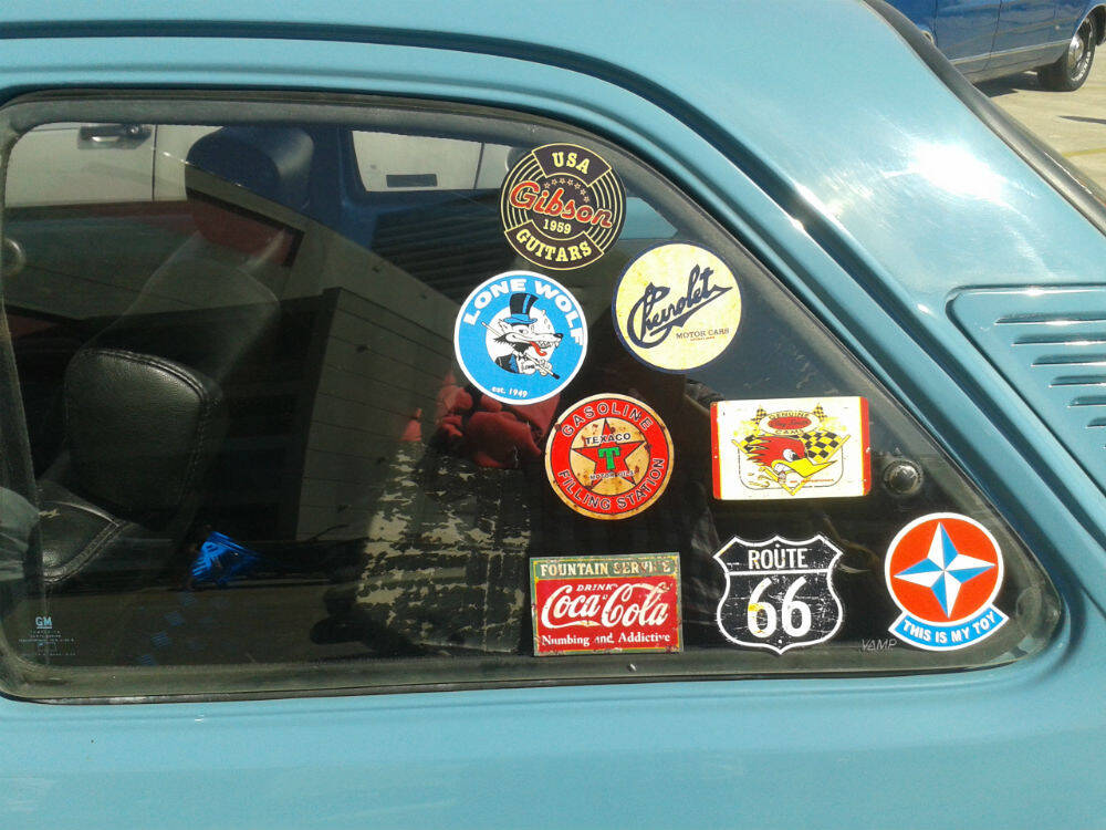 Janela lateral do Chevette com adesivos. Foto: Carlos Guimarães