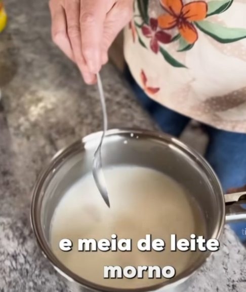 - 1 xícara e 1/2 (chá) de leite morno e 1 xícara (chá) de Nescau Reprodução: Flipar