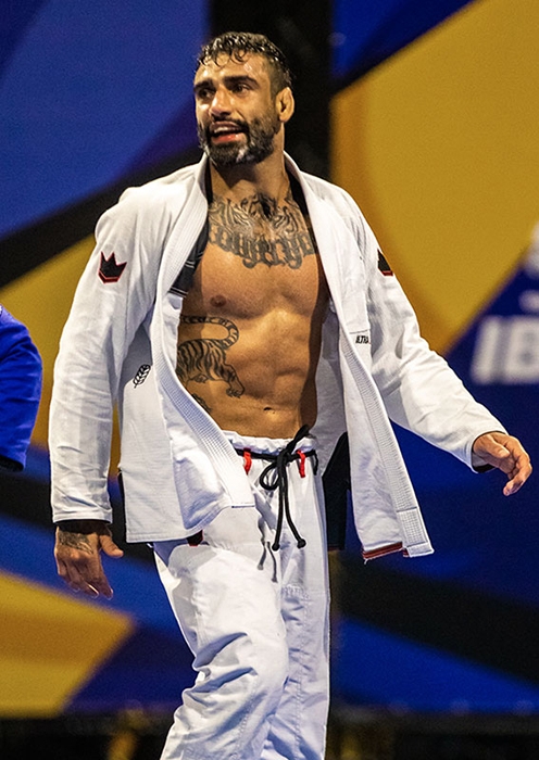 Leandro Lo - Leandro Pereira do Nascimento Lo nasceu em 11 de maio de 1989, em São Paulo, Brasil. Foi um dos maiores campeões da história do jiu-jitsu. Em 28 de outubro de 2021, morreu aos 32 anos em um acidente de carro em São Paulo, quando seu veículo colidiu violentamente contra um poste. Reprodução: Flipar