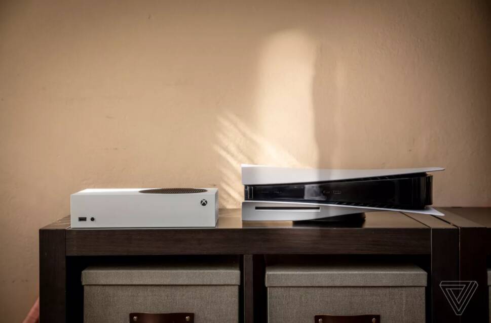 Comparação entre o PS5 e o Xbox Series S deitado. Foto: Reprodução/The Verge
