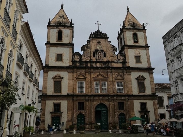 Entre outros pontos turísticos importantes do Pelourinho está a Igreja e Convento de São Francisco, um dos maiores e mais importantes conjuntos arquitetônicos barrocos do Brasil. Reprodução: Flipar
