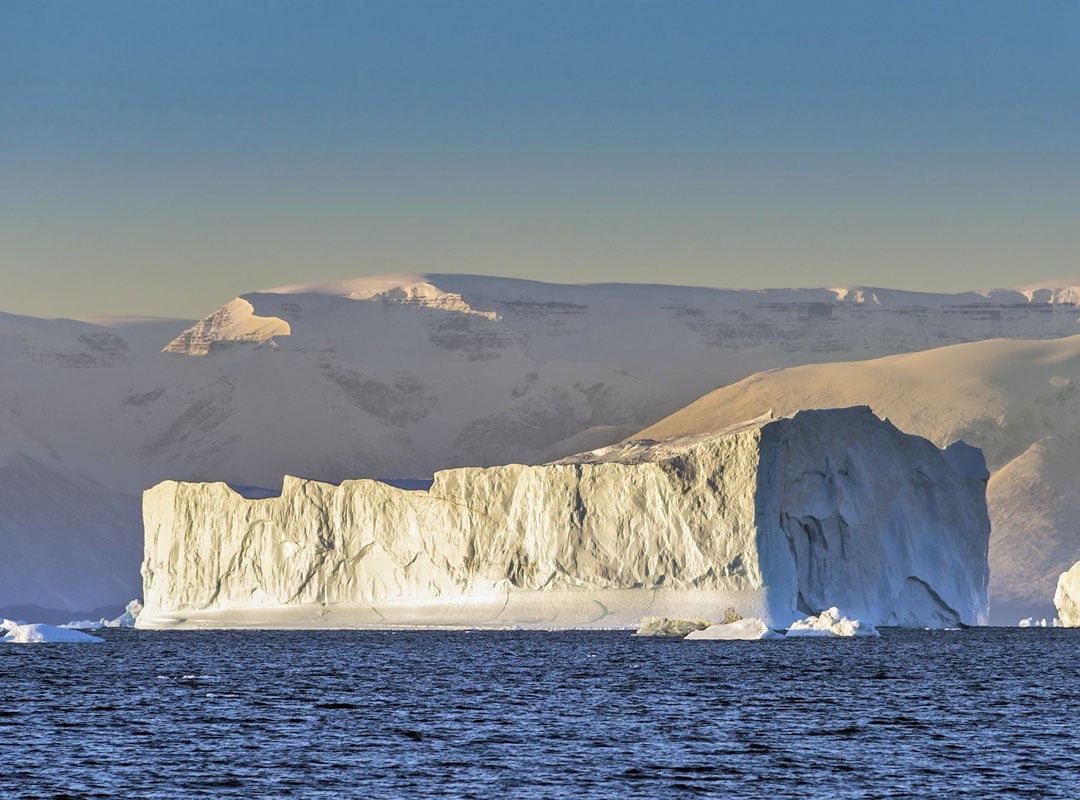 Fiorde Scoresby Sund - Groenlândia - Localizado na costa oriental, é o maior fiorde do mundo, com mais de 350 km de extensao, e  um dos mais profundos (cerca de 1.500m). No fiorde há várias ilhas. Milne Land é a maior delas. Reprodução: Flipar