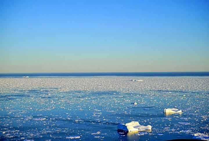 O Oceano Glacial Ártico é um mar interior, suas águas permanecem praticamente o ano todo congeladas, criando uma barreira natural para o desenvolvimento da pesca e o transporte marítimo. Reprodução: Flipar