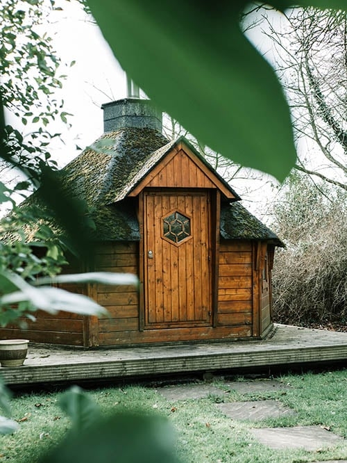 A sauna finlandesa tem pouca iluminação e estrutura bem simples, sem músicas ou cheiros artificiais.  Reprodução: Flipar