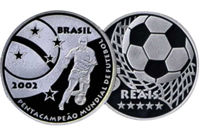 2002: Foram lançadas 30 mil unidades de moedas de 5 R$ em homenagem ao pentacampeonato da Seleção Brasileira de Futebol. Reprodução: Flipar