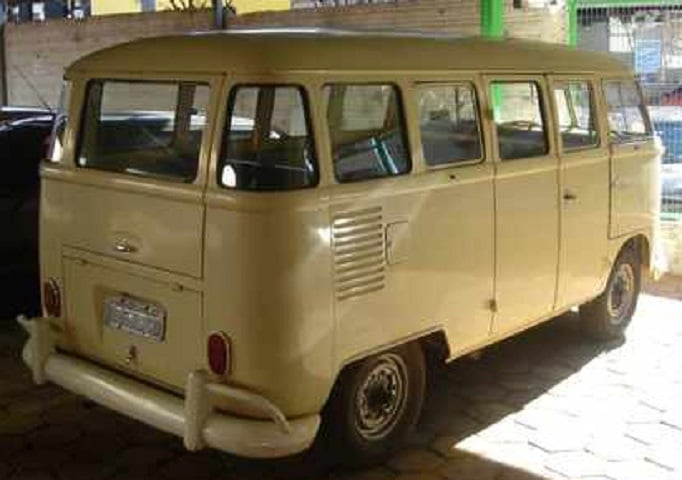 Com isso, a Kombi se tornou o primeiro veículo fabricado pela Volkswagen no Brasil. Reprodução: Flipar