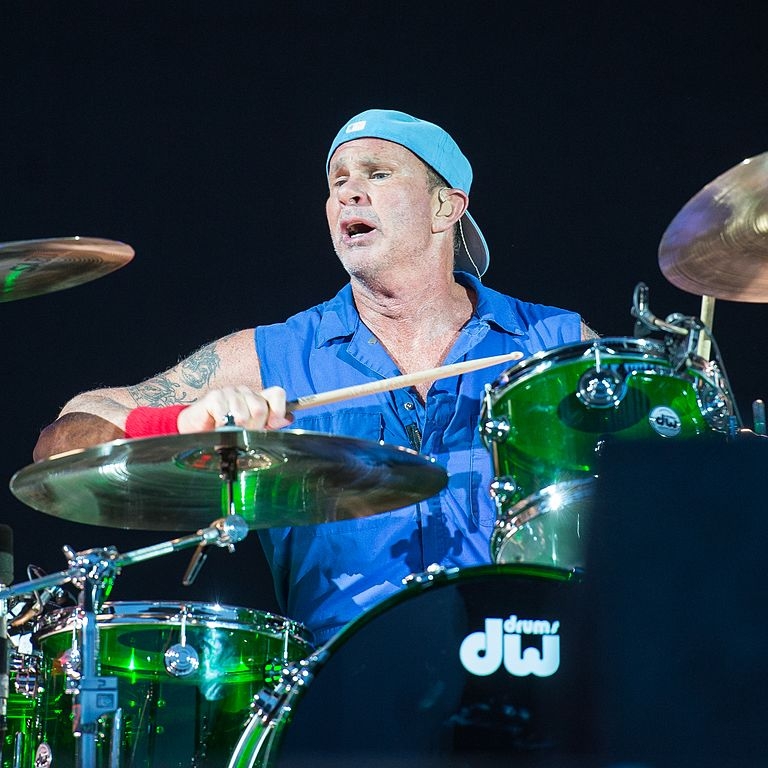 Chad Smith nasceu em Saint Paul, Minnesota, em 25 de outubro de 1961. Ele começou a tocar bateria aos 12 anos de idade e se mudou para Los Angeles em 1985 para seguir carreira musical. 