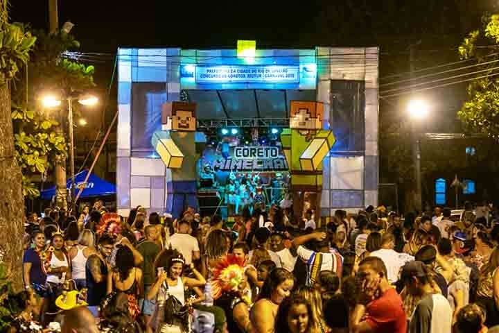 No carnaval, coretos recebem bandas de marchinhas e blocos tradicionais, animando foliões com música ao vivo. São palco para apresentações carnavalescas, principalmente em cidades que mantêm tradições de carnaval de rua Reprodução: Flipar