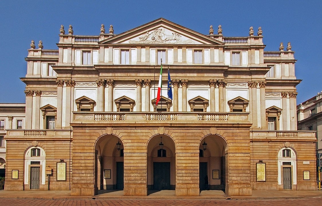 Teatro alla Scala (Milão, Itália) - Inaugurado em 1778, é uma das casas de ópera mais famosas do mundo. La Scala é sinônimo de tradição operística e recebe grandes produções e renomados artistas. Reprodução: Flipar