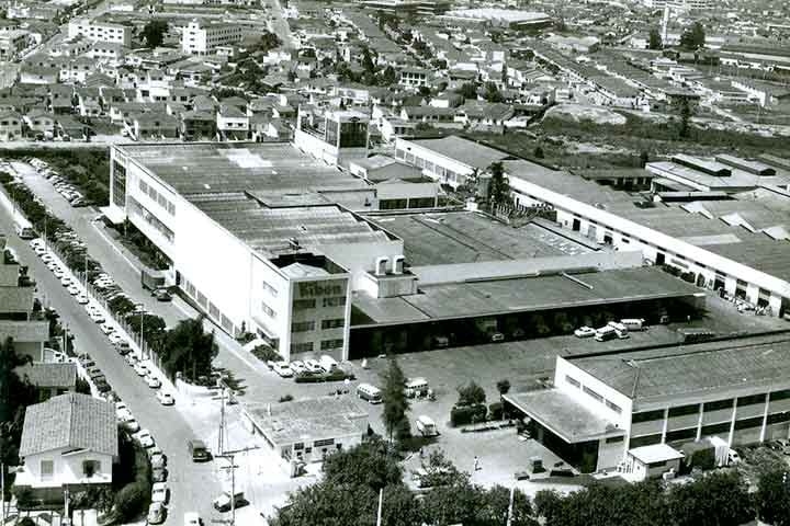 No Brasil, a empresa começou a produzir sorvetes no verão e obteve enorme sucesso de vendas. Em 1942, adotou os carrinhos nas cores amarelo e azul e lançou o Eskibon e o Chicabon. 
 Reprodução: Flipar