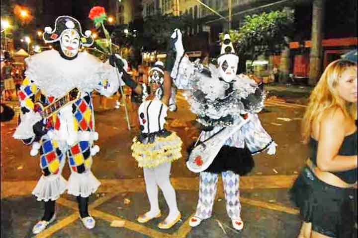 Arlequim, Pierrot e Colombina são personagens clássicos do Carnaval, citados em marchinhas e representados por fantasias na folia. O Flipar conta a seguir a origem deles!

 Reprodução: Flipar