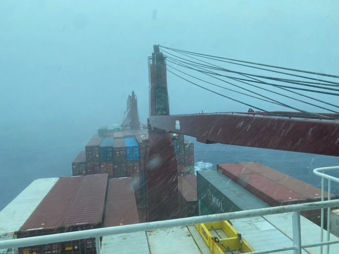 O homem também presenciou uma tempestade a bordo de um navio porta-contêineres, viu baleias de perto e foi convidado para um casamento no Sudão. Haja história! Reprodução: Flipar