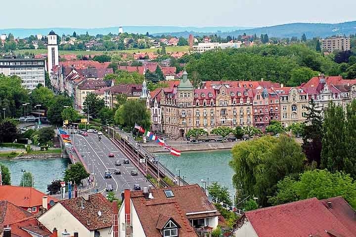 Constança, a maior cidade à beira do lago, destaca-se por seu centro antigo bem preservado, com construções medievais, catedrais e museus. Reprodução: Flipar