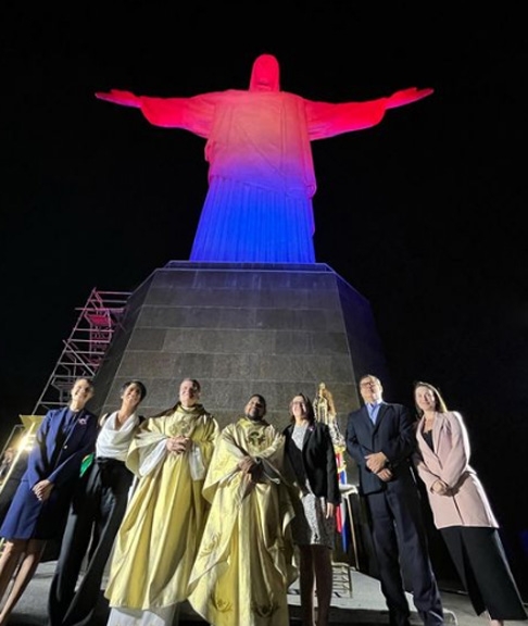 O Paraguai foi lembrado com vermelho e azul, em honra à padroeira, Virgem do Cacaupê.