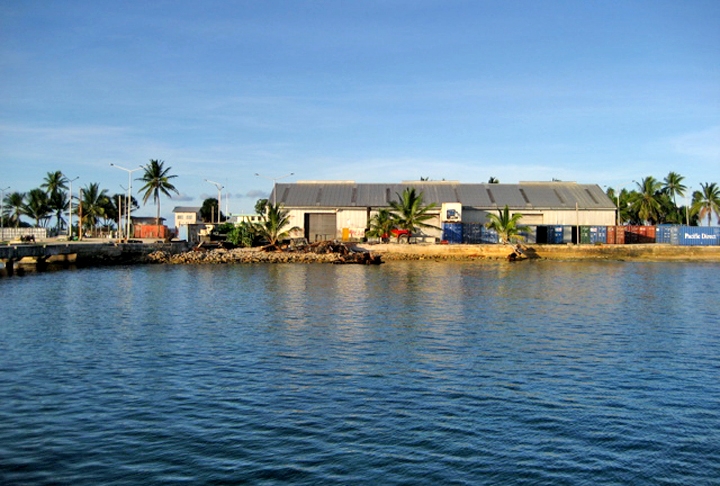 Os primeiros habitantes chegaram provavelmente no século XIV, provenientes de Samoa. Primeiro, chamavam-se Ilhas de Laguna, colônia da Espanha. Depois, Ilhas Ellice, pertencentes à Grã-Bretanha.