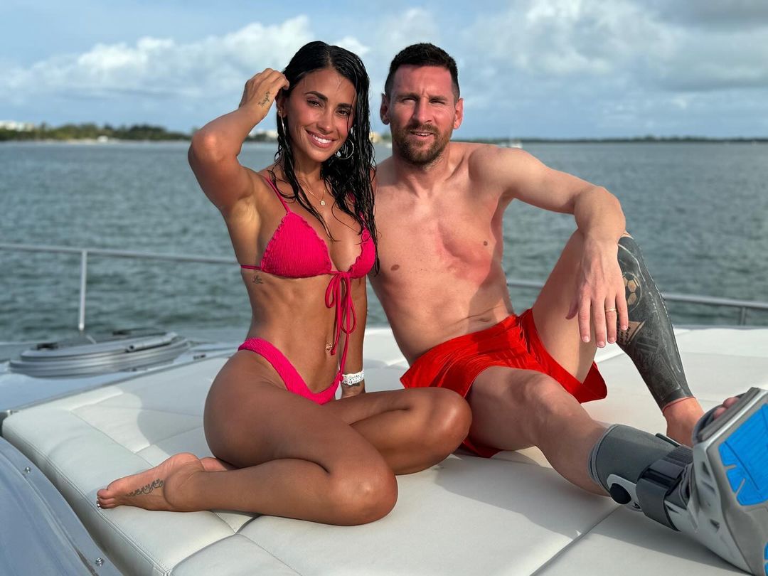 Antonela e Lionel Messi em passeio de lancha Reprodução/Instagram