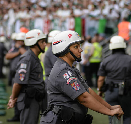 Ali, a função é conter qualquer possível invasão a campo. Foto: Luis Augusto Ambar