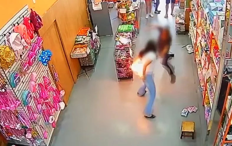 Dois episódios de explosão de celular no Brasil viralizaram nas redes sociais e geraram alertas sobre riscos que podem ser evitados. Em Anápolis, Goiás, o aparelho pegou fogo quando uma mulher fazia compras em um mercado. Com queimaduras, ela precisou receber atendimento hospitalar. 
 Reprodução: Flipar