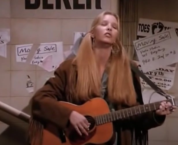 Uma das características da personagem Phoebe era tocar violão e cantar músicas estranhas e desafinadas. Porém, a atriz Lisa Kudrow admitiu que detestava tocar o instrumento. 