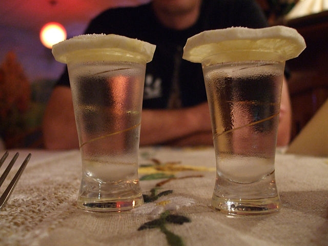 A vodka é frequentemente adicionada com água ou álcoois de menor qualidade para reduzir custos e aumentar lucros. A fraude é facilitada pela facilidade de diluição e pela alta demanda por vodka de baixo custo. Reprodução: Flipar