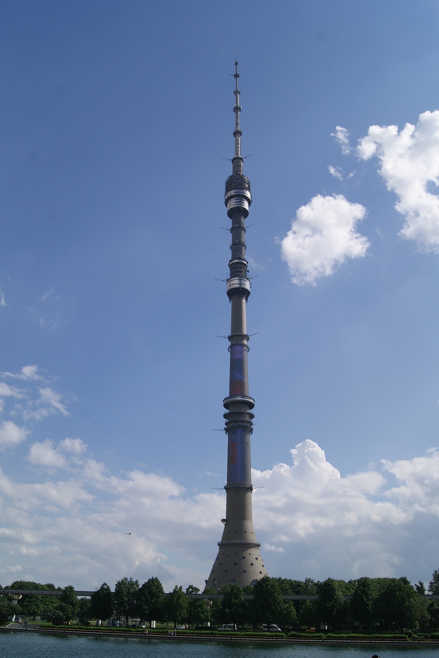 Ostankino - 540 metros - Rússia - A torre de telecomunicação foi inaugurada em 1967 em Moscou. Em 2002, a construção foi danificada por um incêndio, resultando na morte de três bombeiros e na interrupção da transmissão de TV e rádio. Após o acidente, foi restaurada com novas medidas de segurança. Reprodução: Flipar