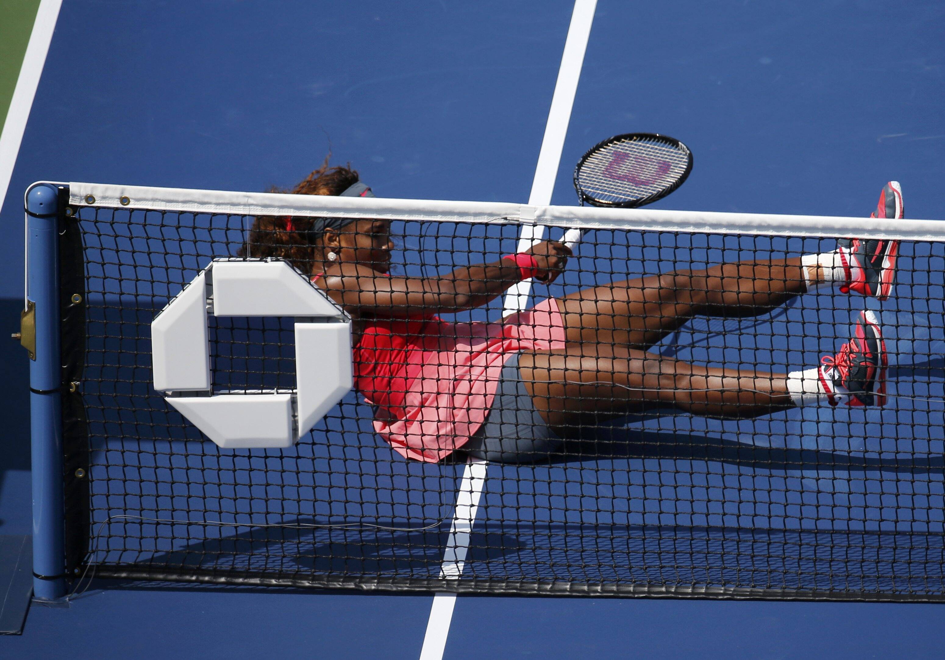 Serena perde o equilíbrio e vai parar no chão no jogo contra Galina Voskoboeva. Foto: Ray Stubblebine/Reuters
