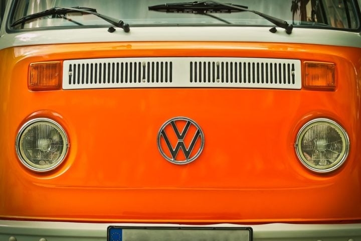 Devido à obrigatoriedade de itens de segurança, como airbags e freios ABS, a produção da Kombi foi encerrada em 2013 no Brasil. Reprodução: Flipar