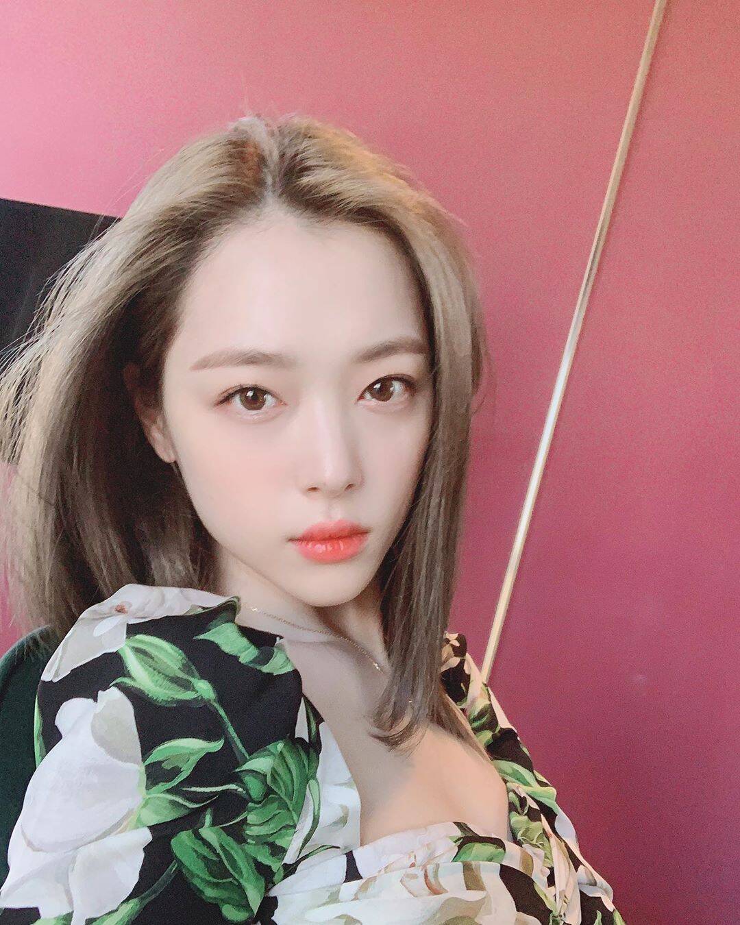 Cantora de k-pop Sulli foi encontrada morta nesta segunda-feira (14). Foto: Reprodução/Instagram/@jelly_jilli