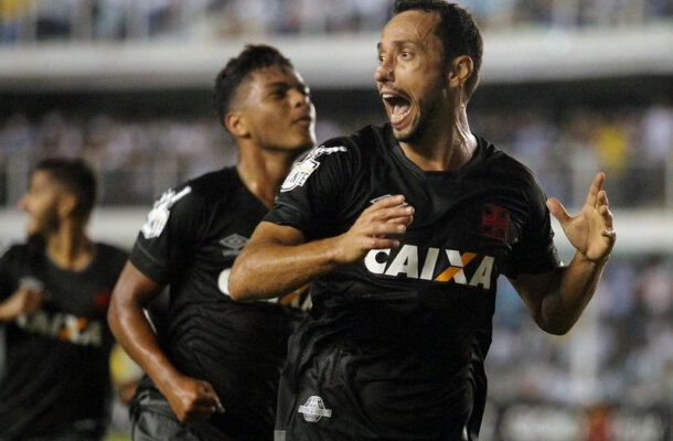 No dia 8 de outubro de 2017, o time cruz-maltino fez 2 a 1 na Vila Belmiro, de virada, com gols de Evander e Nenê. Os mandantes abriram o placar com Ricardo Oliveira, pelo Campeonato Brasileiro. - Foto: Nelson Costa/Vasco.com.br
