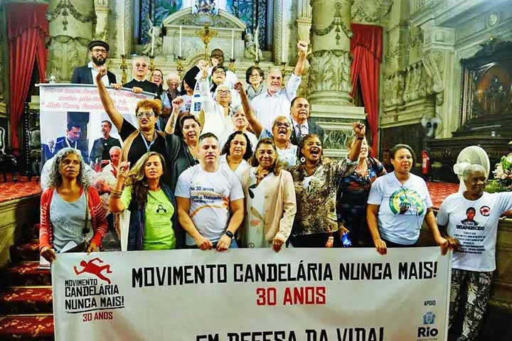 Na noite de 23 de julho de 1993, a igreja foi o centro de um dos episódios mais violentos e trágicos da história da cidade, conhecido como Chacina da Candelária. 
 Reprodução: Flipar