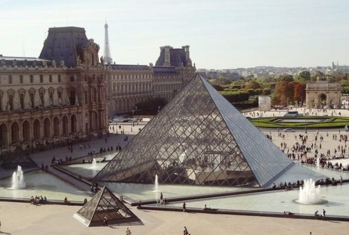 O roubo no Museu do Louvre neste dia 19 de outubro de 2025 ganhou destaque na imprensa do mundo inteiro.  Reprodução: Flipar