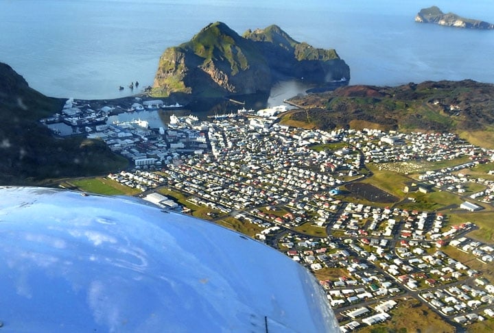 Vestmannaeyjar, Islândia: Localizado na costa sul da Islândia, esta cidade faz parte da ilha Heimaey. A região é um destino popular para observação de aves, especialmente papagaios-do-mar, e oferece oportunidades para explorar cavernas marinhas e fazer trilhas. Reprodução: Flipar