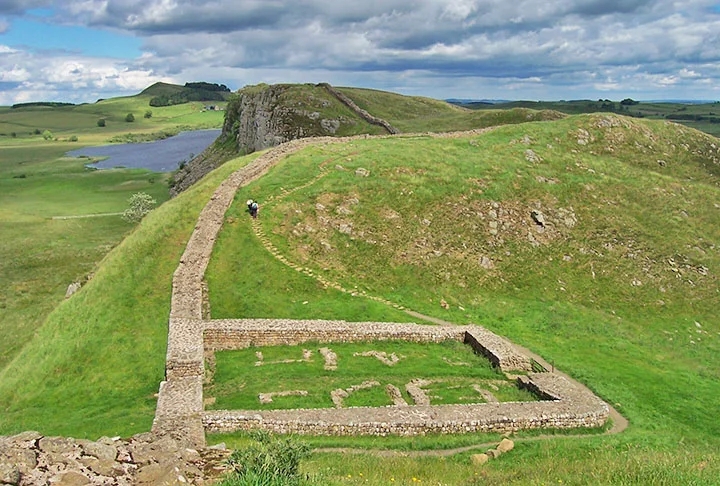 MURALHA DE ADRIANO - Fica em Brampton, na Inglaterra, e  conteve o avanço do Império Romano sobre a Grã-Bretanha, no ano 122.  A barreira de 117 quilômetros, de pedra e madeira, é patrimônio mundial da Unesco.  Reprodução: Flipar