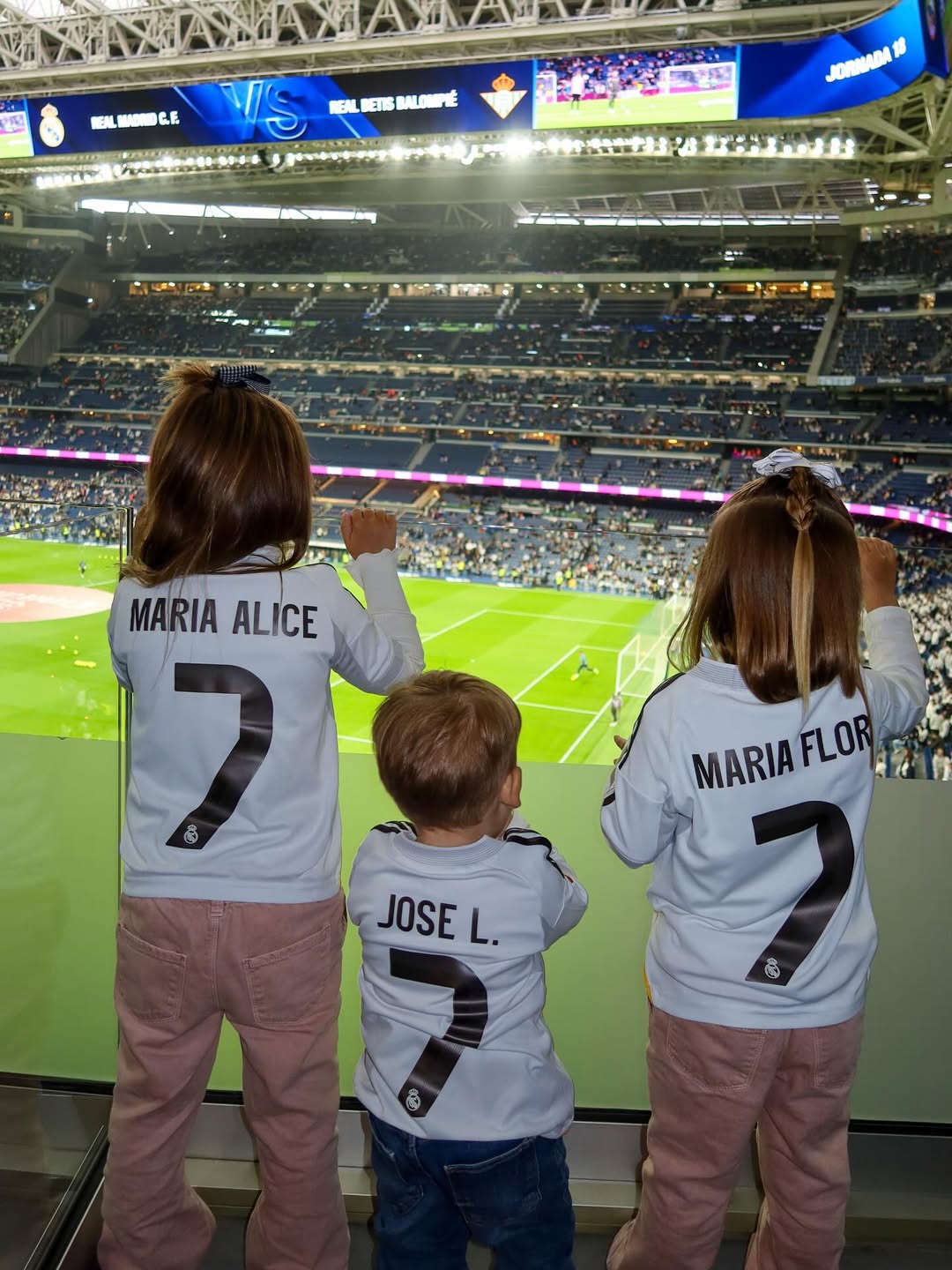 Virginia mostra filhos torcendo por Vini Jr. em jogo do Real Madrid. Foto: Instagram