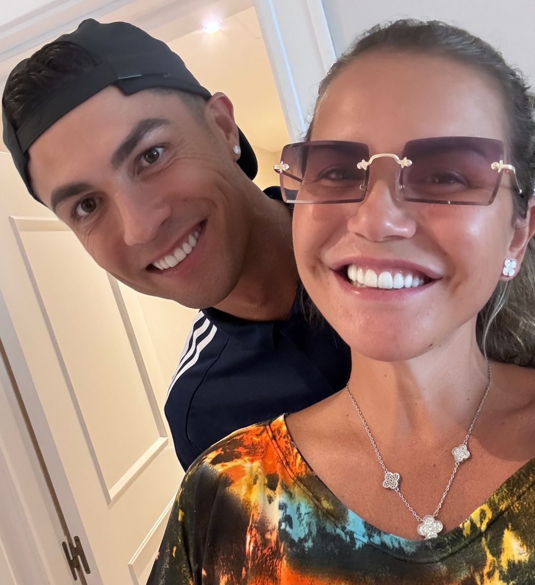 Katia Aveiro ao lado de Cristiano Ronaldo Reprodução/Instagram