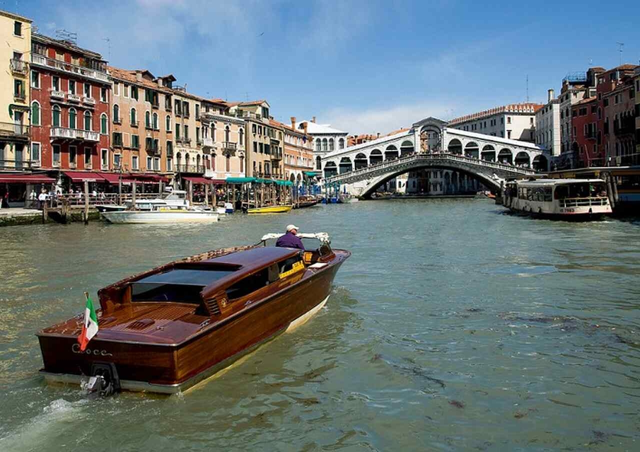 Ponte de Rialto (1591): A ponte mais antiga que cruza o Grande Canal, famosa por sua arquitetura de pedra e pelas vistas impressionantes. Foi o centro comercial da cidade durante séculos Reprodução: Flipar