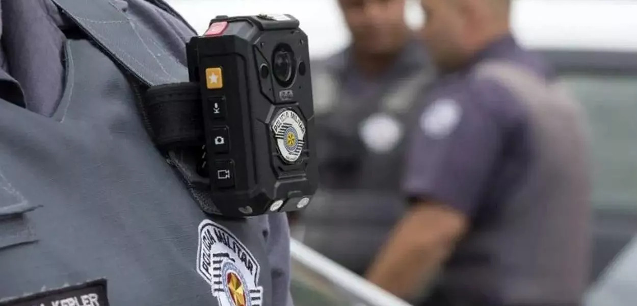 Câmera corporal em uniforme de policial militar de São Paulo Governo de SP/Divulgação