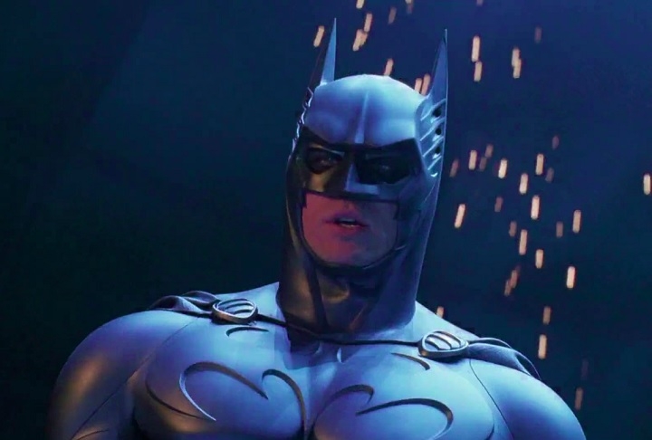 Embora o filme tenha sido um sucesso comercial, Kilmer não retornou para a sequência devido a desentendimentos com o diretor Joel Schumacher. Reprodução: Flipar