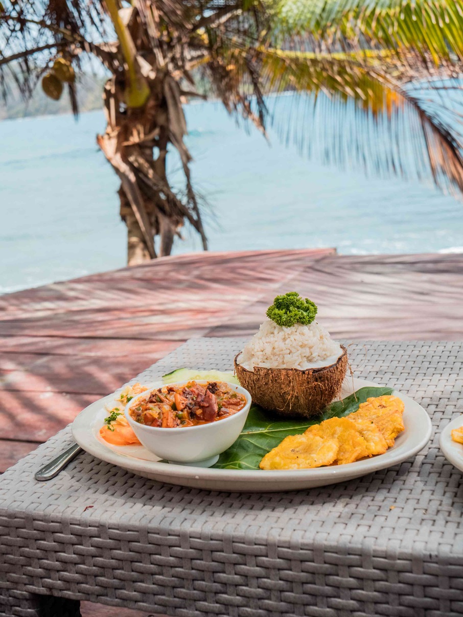 9- Gastronomia diversificada: Quando o assunto é gastronomia, o Panamá possui uma culinária diversificada, que abrange tradições indígenas, espanholas, afro-caribenhas e até especiarias internacionais. Cada região conta uma história única por meio de seus sabores, compondo o destino perfeito para quem procura uma viagem gastronômica que mergulhe na história vibrante do país.  Divulgação / Promtur Panamá