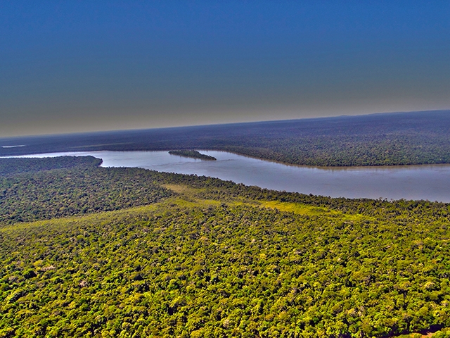 2º - Rio Paraná – Via fluvial que surge da convergência de dois rios: Grande e Paranaíba. Com seus 3.942 km de extensão, percorre o Mato Grosso do Sul, Minas Gerais, Paraná e São Paulo. Também delimita a fronteira da Argentina com o Paraguai e do Brasil com o Paraguai.  Reprodução: Flipar