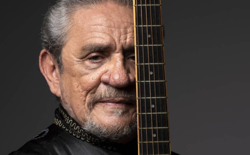 Enquanto outros artistas buscavam se alinhar a um único estilo, Zé ousou cruzar fronteiras, criando um som que dialogava tanto com o psicodelismo dos anos 1970 quanto com as raízes da cultura popular do Nordeste.
 Reprodução: Flipar