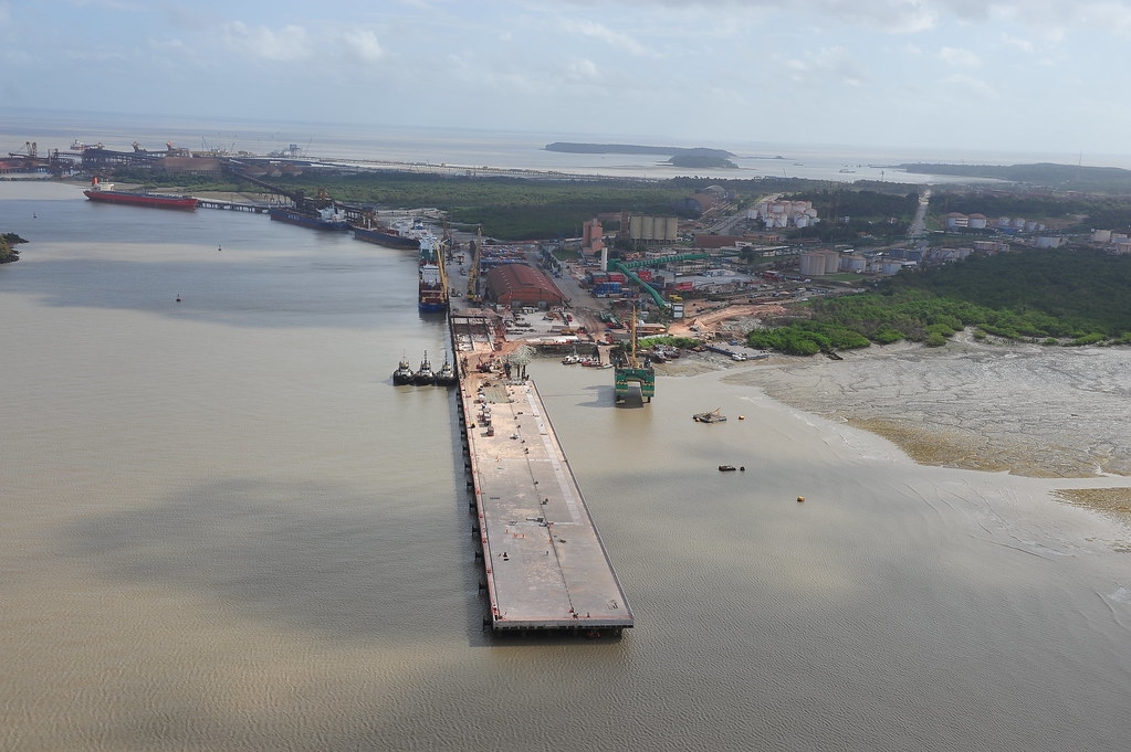 Sua localização estratégica no Norte do Brasil proporciona acesso direto aos mercados internacionais, reduzindo custos de transporte. O Porto do Itaqui é fundamental para a economia regional e para a infraestrutura logística do país, desempenhando um papel crucial na exportação de recursos naturais. Reprodução: Flipar