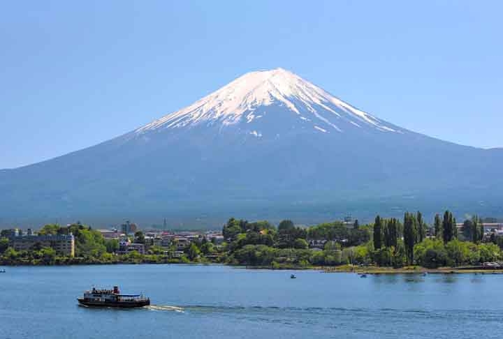 Foi designado patrimônio mundial e influenciou as sensibilidades, artes e ofícios do povo japonês desde os tempos antigos. O Monte Fuji é cercado por um belo ambiente natural e fontes termais de qualidade, além de história, cultura e delícias epicuristas.  Reprodução: Flipar