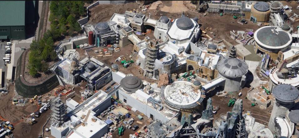 Imagens aéreas das obras da atração Star Wars Galaxy's Edge são responsáveis por intensificar a empolgação do público. Foto: Reprodução/Twitter