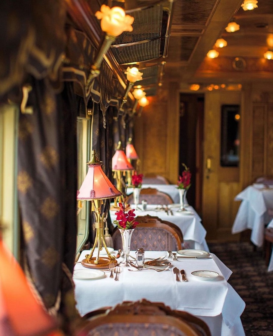 Restaurante do trem de luxo The Eastern & Oriental Express, da Belmond, que faz itinerário no Sudeste Asiático. Foto: Reprodução/Instagram 26.07.2023