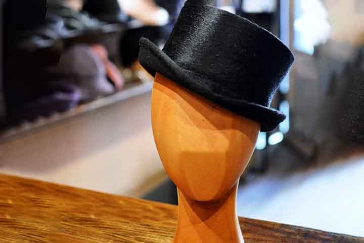 O top hat, ou chapéu alto, é feito de feltro ou seda e é um símbolo de classe e elegância. Tradicionalmente usado em eventos formais e cerimônias, ele é frequentemente associado a casamentos e festas de gala Reprodução: Flipar